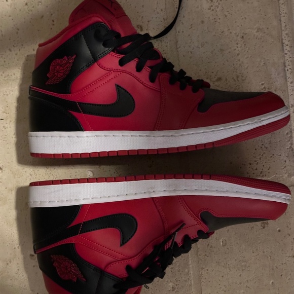 Mens Air Jordan One Mid sz 11 Red , Black, White- Like new - Picture 3 of 4